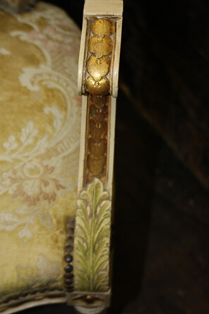 A FINE COLLECTION OF CARVED, PAINTED AND GILDED ITALIAN FURNITURE 2