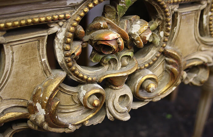 A FINE COLLECTION OF CARVED, PAINTED AND GILDED ITALIAN FURNITURE 3