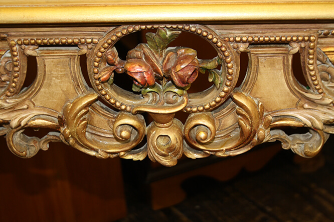 A FINE COLLECTION OF CARVED, PAINTED AND GILDED ITALIAN FURNITURE 4