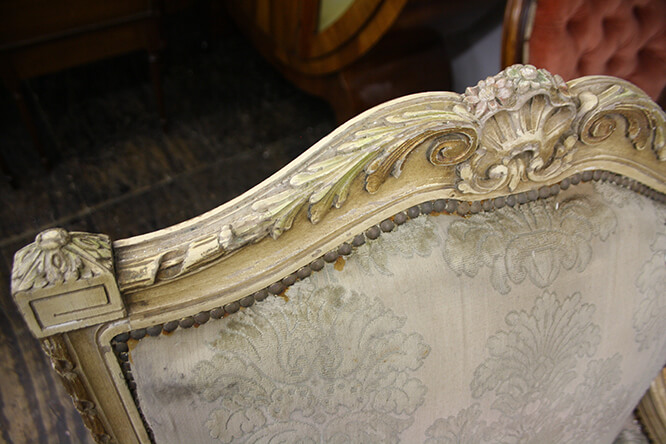 A FINE COLLECTION OF CARVED, PAINTED AND GILDED ITALIAN FURNITURE 5